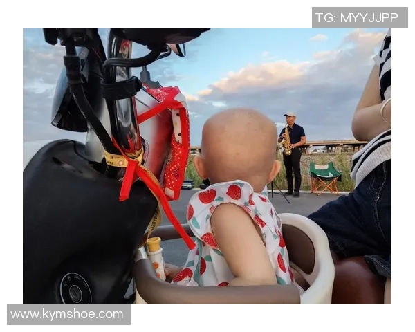 各大足球球星带娃日常曝光：梅西C罗带孩子玩耍温馨瞬间大揭秘