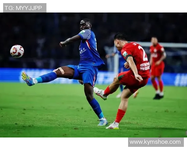 聚焦球场巨星：从足球到篮球的顶尖运动员全面解析与风采展示