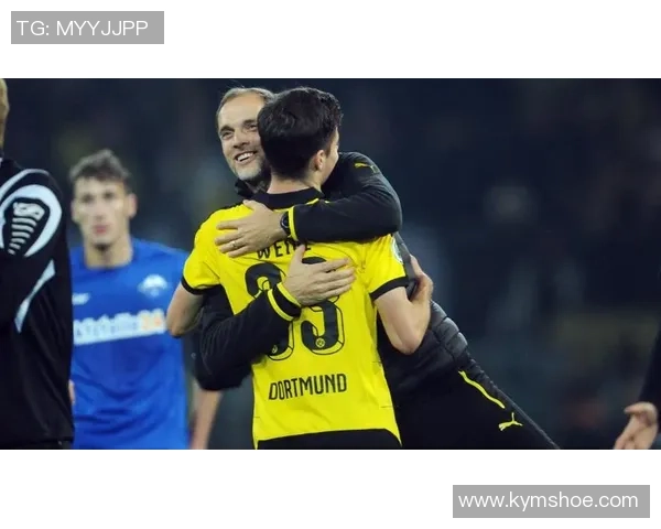 足球球星背影插画展现竞技场上的孤独与坚韧精神