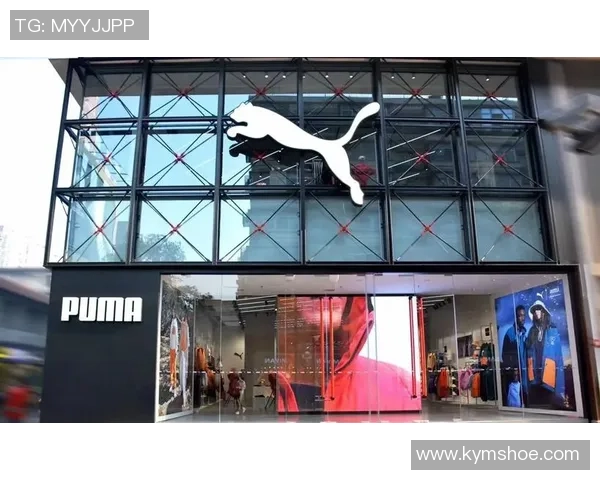 足球球星逛潮牌店精挑细选展现场外独特穿衣风格